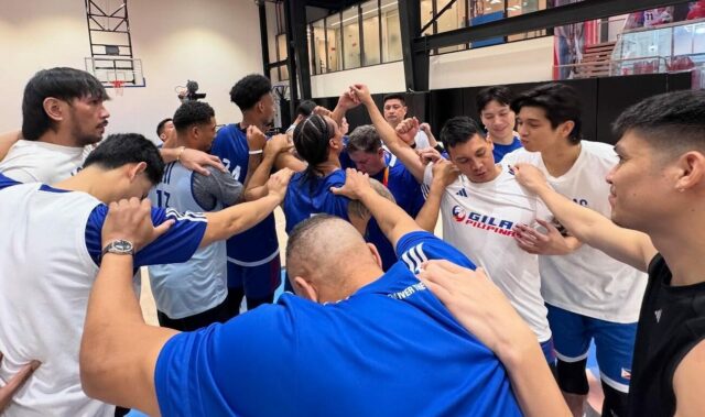 Gilas Pilipinas durante sua primeira aplicação em Jeddah, na Arábia Saudita, antes da Copa Asiática da FIBA de 2025.