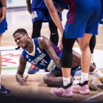 O CJ Perez, de Gilas Pilipinas, está sofrendo lesão no tornozelo durante uma partida contra a Arábia Saudita na Copa Asiática da FIBA de 2025.