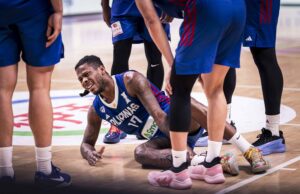 Gilas perde CJ Perez para lesão no tornozelo antes do confronto da Austrália O CJ Perez, de Gilas Pilipinas, está sofrendo lesão no tornozelo durante uma partida contra a Arábia Saudita na Copa Asiática da FIBA de 2025.