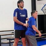 Timcone (à direita) mostra June Mar Fajardo durante o aplicativo. - Foto da página do Facebook do Fromsbp