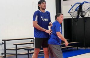 Gilas venceu uma verificação diante da Copa Asiática da FIBA contra a Jordânia Timcone (à direita) mostra June Mar Fajardo durante o aplicativo. - Foto da página do Facebook do Fromsbp
