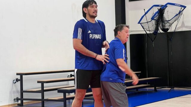 Timcone (à direita) mostra June Mar Fajardo durante o aplicativo. - Foto da página do Facebook do Fromsbp