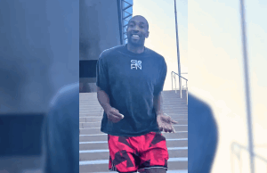 Gilbert Arenas dança da prisão e nega o envolvimento após o prisão ilegal de poker Gilbert Arenas dança da prisão e nega o envolvimento após a prisão ilegal do poker. Gilbert Arenas ri e gesticula com as mãos enquanto ele termina uma escada em roupas informais, uma camiseta preta e shorts vermelhos, do lado de fora de um prédio que parece ser um centro de detenção.