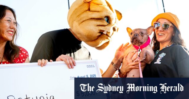 Ann Lewis com seu cachorro Wild Thang, que conquistou o título em 2024.