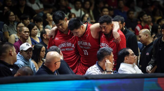 O Isaac Go Gine Gin Gin Kings ajudou o banco após uma lesão durante um jogo da Copa dos Governadores do PBA. -
