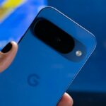 Google Pixel 10 de frente com a tela ligada