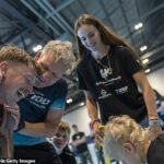 O clã de Ramsay estava em vigor ao competir em um desafio surpreendente de um triatlo em Londres (foto Adam Peaty, Gordon Ramsay, Holly Ramsay e o filho de Adam, George)