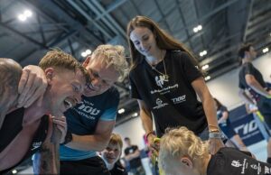 Gordon Ramsay e esposa Tana se abraçam após o grelhar do desafio do triatlo de caridade como genro-late O clã de Ramsay estava em vigor ao competir em um desafio surpreendente de um triatlo em Londres (foto Adam Peaty, Gordon Ramsay, Holly Ramsay e o filho de Adam, George)