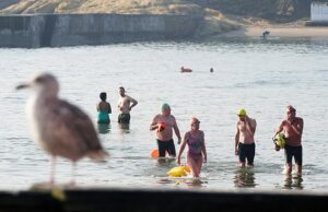 Grã -Bretanha derrete em 34c onda de calor: avisos de saúde que estão em vigor quando a Inglaterra sofre de escassez de água – e os especialistas alertam as casas recém -construídas são muito quentes para viver em Swimmar vai para Cullercoats Bay, no norte de Tyneside, para um mergulho no mar na terça -feira, 12 de agosto