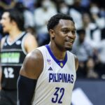 Gilas Pilipinas é uma família Justin Browrowee durante uma partida de exposição contra os ursos pretos de Macau.