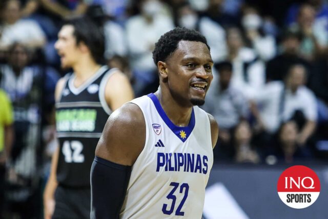 Gilas Pilipinas é uma família Justin Browrowee durante uma partida de exposição contra os ursos pretos de Macau.