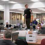 Greg Daniels diz que escolheu um cenário de jornal para o "escritório" do spinoff porque eles "exortaram" as forças econômicas