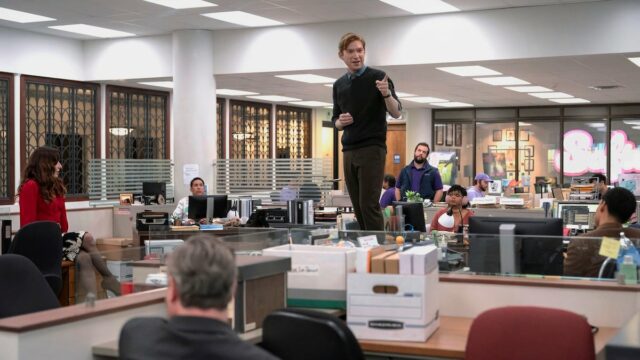 Greg Daniels diz que escolheu um cenário de jornal para o "escritório" do spinoff porque eles "exortaram" as forças econômicas

