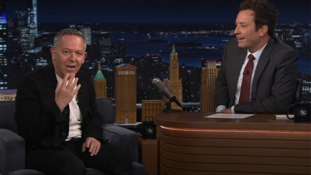 Greg Gutfeld abraça Jimmy Fallon e conecta seu programa de jogo no primeiro crossover noturno do FOX News Host

