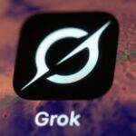Grok Anime Avitar Ani em uma tela de telefone para o logotipo Grok
