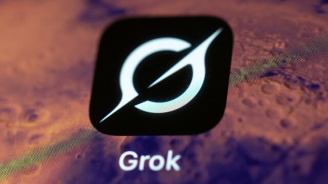 Grok Anime Avitar Ani em uma tela de telefone para o logotipo Grok