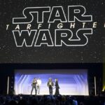 Pedro Pascal e Jon Favreau podem ser vistos no Mandalorian & Grogu no estágio de celebração