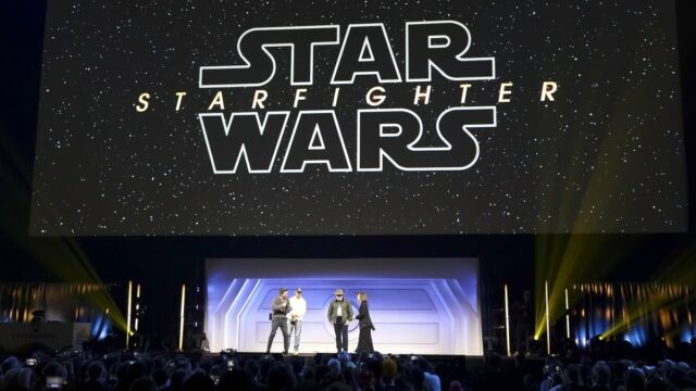 Pedro Pascal e Jon Favreau podem ser vistos no Mandalorian & Grogu no estágio de celebração