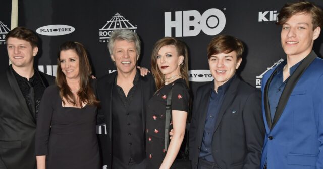 Guia familiar de Jon Bon Jovi - Conheça sua esposa, 4 filhos e sua esposa



