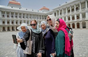 Guias de viagem feminina no Afeganistão liderando os grupos femininos apenas para mulheres se alguns viajantes retornarem Maryam, uma jovem afegão em seu primeiro dia de treinamento, para se tornar um guia turístico, ajuda a adaptar a turista australiana de 82 anos Suzanne Sandral, seu hijab em Cabul, Afeganistão, na quarta-feira, 28 de maio de 2025 (AP Photo/Ebrahim Noroozi)