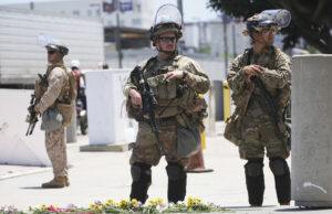 Guias do Partido Republicano enviam os guardas nacionais públicos para fazer controle de gelo A proteção nacional da Califórnia é colocada no edifício federal na terça -feira, 10 de junho de 2025, no centro de Los Angeles. (ABD Photo / Eric Thayer)