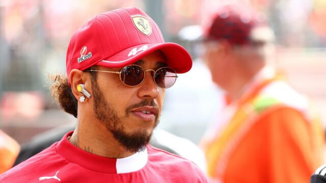 Hamilton, lutando para acompanhar a corrida da F1 no final das férias de verão



