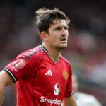 O ex -atacante do RB Leipzig Benjamin Sesko reconhece os fãs do Manchester United antes da partida amigável entre o Manchester United e o Old Trafford Fiorentina em 2025 em Manchester, Inglaterra.