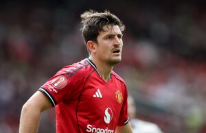 Harry Maguire diz, O ex -atacante do RB Leipzig Benjamin Sesko reconhece os fãs do Manchester United antes da partida amigável entre o Manchester United e o Old Trafford Fiorentina em 2025 em Manchester, Inglaterra.