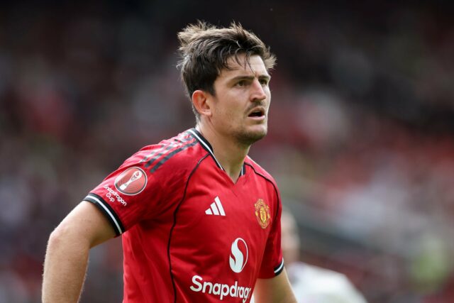 O ex -atacante do RB Leipzig Benjamin Sesko reconhece os fãs do Manchester United antes da partida amigável entre o Manchester United e o Old Trafford Fiorentina em 2025 em Manchester, Inglaterra.