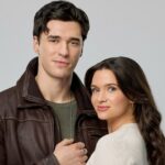 Providence Falls Katie Stevens e Lachlan fizeram pequenas cenas de amor no primeiro filme