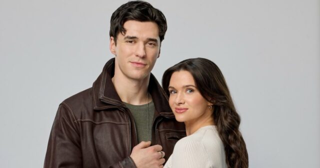 Providence Falls Katie Stevens e Lachlan fizeram pequenas cenas de amor no primeiro filme