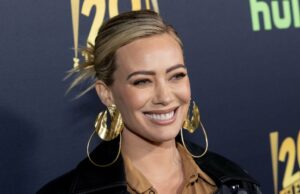 Hilary Duff afirma ser um “replicador de roupas” para usar este vestido – pegue a aparência Hilary Duff afirma ser um "replicador de roupas" para usar este vestido - pegue a aparência