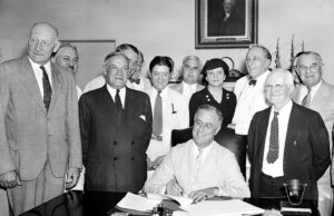 Hoje na história: 14 de agosto assinou a FDR Social Security Act Hoje na história: 14 de agosto assinou a FDR Social Security Act