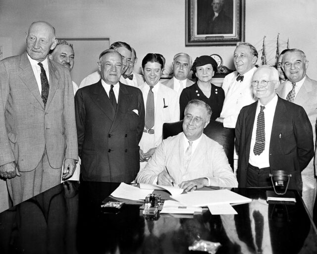 Hoje na história: 14 de agosto assinou a FDR Social Security Act

