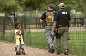 Homem acusado de agente de fronteira com um sanduíche em DC Homem acusado de agente de fronteira com um sanduíche em DC