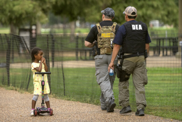 Homem acusado de agente de fronteira com um sanduíche em DC

