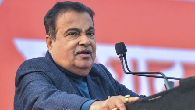 Homem para dar a ameaça da bomba para a residência de Nitkari "

