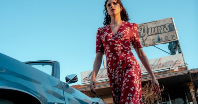 'Honey Don't' é o cravo desprezível de Margaret Qualley, estrelado por um elenco sexy. Está uma bagunça, assim como se pretendesse




