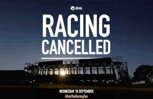 Horneracing britânico para lançar protestos sem precedentes contra propostas fiscais pelo governo A British Horseracing Authority (BHA) confirmou que nenhuma reunião de corrida ocorrerá na Grã-Bretanha na quarta-feira, 10 de setembro, pois a indústria faz uma posição de alto nível contra as propostas fiscais do governo do Reino Unido. Gráfico com o logotipo da Autoridade Britânica de Horseracing (BHA) e a grande leitura de texto em negrito 'Racing cancelado'. Abaixo, afirma 'quarta -feira, 10 de setembro' e a hashtag '#axetheringTax'. O fundo mostra um portão de partida de corrida de cavalos em silhueta contra um pôr do sol.