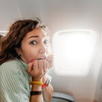 Horror ao qual o passageiro encontra cadeiras de avião próximas à frente das 9h
