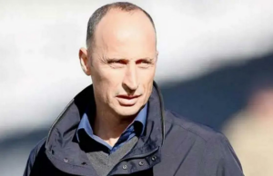 Hussain pediu a Jacob Bethel que apresentasse as cinzas em frente às cinzas no campeonato do condado Hussain pediu a Jacob Bethel que apresentasse as cinzas em frente às cinzas no campeonato do condado