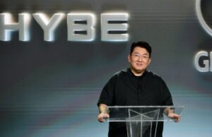 Hybe Presidente expressa seu arrependimento por investigações, diz que retorna à Coréia do Sul Hybe Presidente expressa seu arrependimento por investigações, diz que retorna à Coréia do Sul