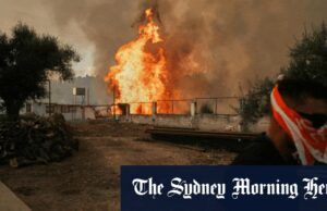 Incêndios florestais matam pelo menos três e descartam milhas no sul da Europa Um avião que bombardeia a água espalha a água para extinguir o incêndio na área de prepúcio, no Guzelyeli, na parte extrema de Canakkale, no noroeste da Turquia.