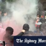 Inglaterra com raiva, relatando um protesto para parar de enviar