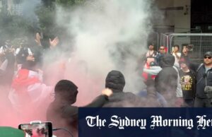 Inglaterra com raiva, relatando um protesto para parar de enviar Inglaterra com raiva, relatando um protesto para parar de enviar