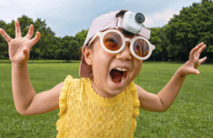 Insta360s New Go Ultra Action Camera negocia uma pequena forma de maior desempenho Dois insta360 vão ultras de branco e preto em um fundo azul.