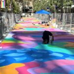 O prefeito de San Jose, Matt Mahan, pinta uma parte de um mural na Post Street, no centro de San Jose, ao lado de seu designer, o artista Danny Feliz Hanson na segunda -feira, 4 de agosto de 2025.
