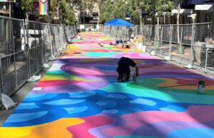 Introdução do mural da estrada começa SV Satisfação de fim de semana de fim de semana em Midtown San Jose O prefeito de San Jose, Matt Mahan, pinta uma parte de um mural na Post Street, no centro de San Jose, ao lado de seu designer, o artista Danny Feliz Hanson na segunda -feira, 4 de agosto de 2025.