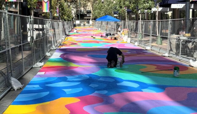 O prefeito de San Jose, Matt Mahan, pinta uma parte de um mural na Post Street, no centro de San Jose, ao lado de seu designer, o artista Danny Feliz Hanson na segunda -feira, 4 de agosto de 2025.