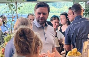 Invasão de JD Vance Cotswolds: Jeremy Clarkson e Kaleb Cooper se juntam ao murmúrio enquanto o campo rasteja com o Serviço Secreto e os manifestantes se reúnem para nos direcionar para vice -presidente Jeremy Clarkson ingressou na reação de Cotswold contra o feriado no vice -presidente dos EUA, JD Vance, que foi descoberto ontem e visitou a loja de fazendas orgânicas do senhor da luz (imagem)